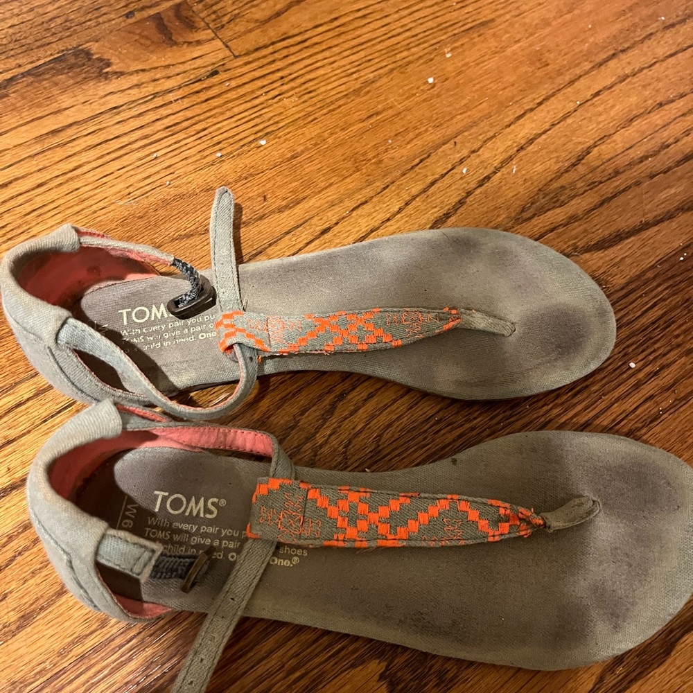 Tom sandals